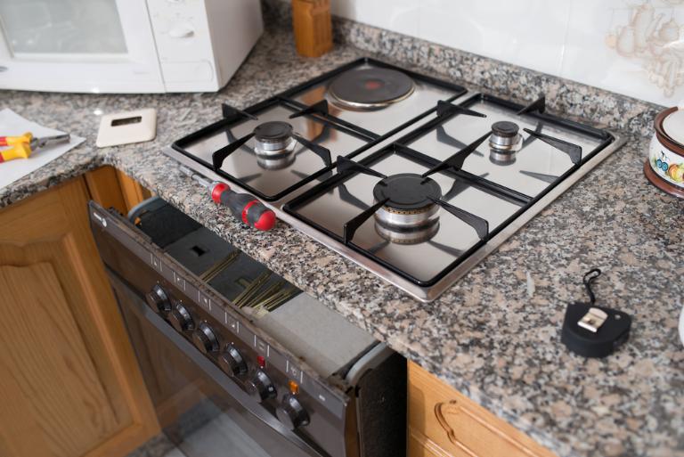Mặt Kính Hoặc Inox Bền Đẹp Và Dễ Vệ Sinh